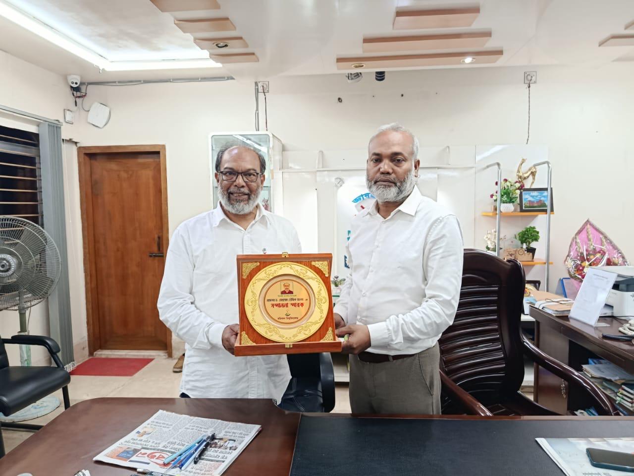 বরিশাল বিশ্ববিদ্যালয়ের নবনিযুক্ত মাননীয় উপাচার্য প্রফেসর ড.মোঃ মামুন অর রশিদ বিশ্ববিদ্যালয়ের সদ্য সাবেক উপাচার্য প্রফেসর ড.মোহাম্মদ তৌফিক আলম কে ফুল ও ক্রেস্ট দিয়ে বিদায়ী শুভেচ্ছা জানিয়েছেন