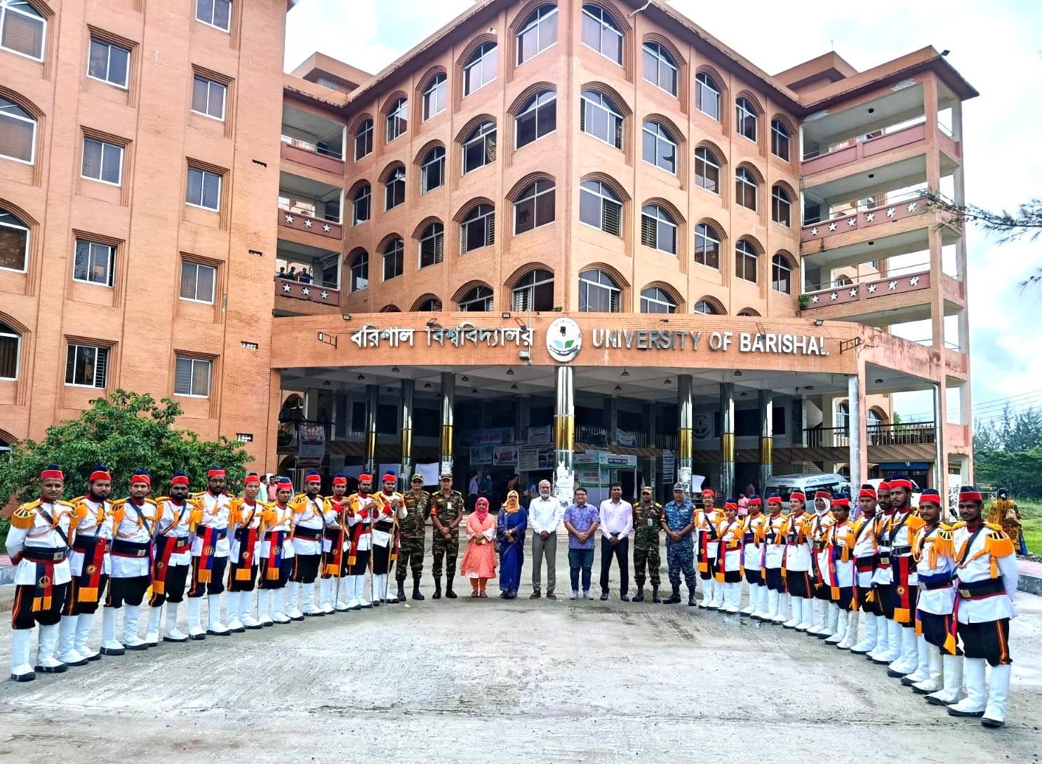 বিএনসিসি (সেনা-নৌ) শাখার ক‍্যাডেটদের বার্ষিক ব‍্যান্ড উৎসব ২০২৬ এর সমাপনী অনুষ্ঠানে প্রধান অতিথি হিসেবে উপস্থিত ছিলেন বরিশাল বিশ্ববিদ্যালয়ের মাননীয় উপাচার্য প্রফেসর ড. মোঃ মামুন অর রশিদ